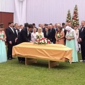 Estrela do SBT faz pedido durante funeral